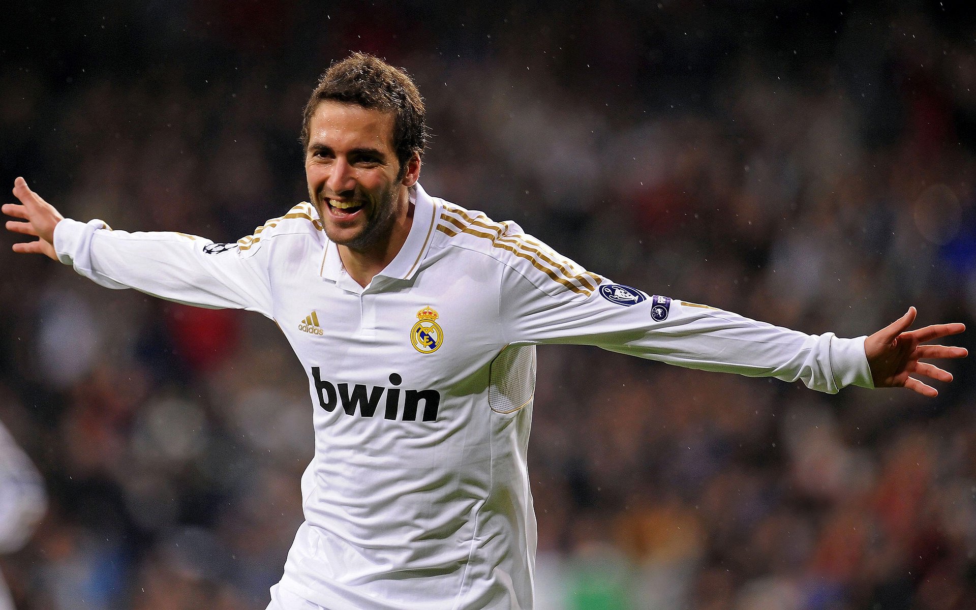 李恩：全黑队中场的“锁链”，他的防守和传球让对方难以突破